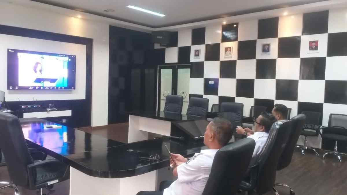 Kepala Dinkominfo Kabupaten Muba, Herryandi Sinulingga bersama jejarannya mengikuti rakor kehumasan yang digelar Kantor Kementerian Kominfo secara virtual, Rabu (26/2/2025). Foto: Kominfo Muba.