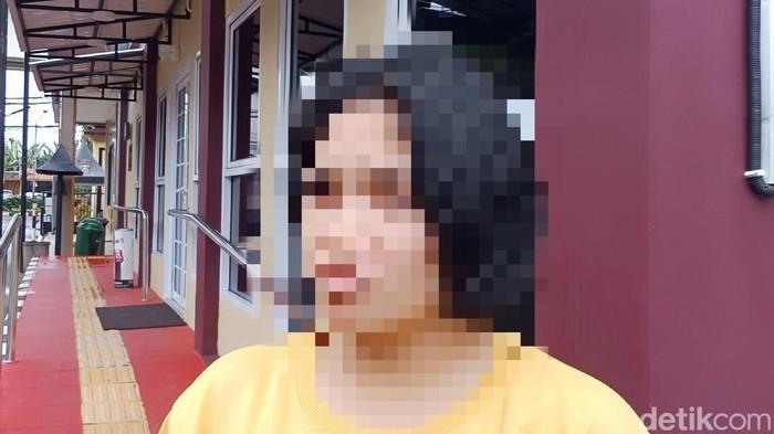 MM, yang melapor ke Propam atas dugaan KDRT suaminya yang oknum polisi. Foto: dok detik.com.