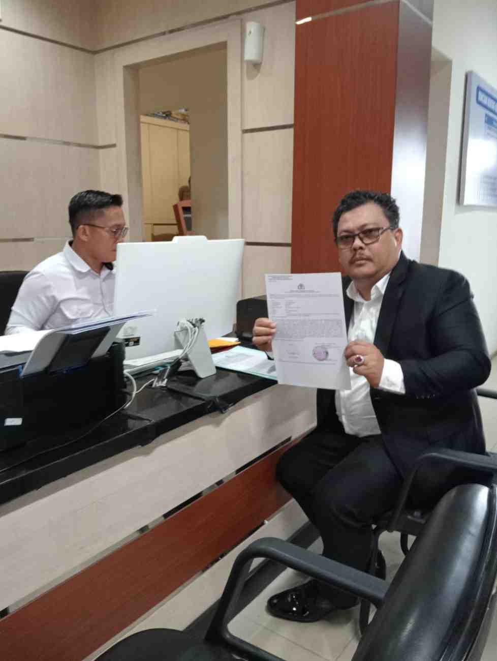 Ketua Lembaga Konsultan Bantuan Penegakan Hukum (LKBPH) PWI Sumsel, Dicky Irawan SH melaporkan Zulmansyah Sakedang ke SPKT Polda Sumsel, Kamis (27/2/2025). Foto: Sumselheadline/Ela.