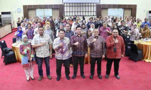 Sekda Sumatera Selatan, Drs. H. Edward Candra, MH saat membuka Rapat Koordinasi dan Capacity Building Tim Pengendali Inflasi Daerah (TPID) se-Sumsel di Auditorium Bina Praja, Kamis (13/2/2025) pagi. Foto: Humas Pemprov Sumsel.