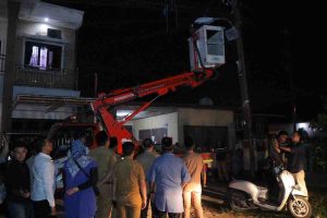Wawako Palembang, Prima Salam melihat langsung perbaikan lampu jalan di Lr AA Seberang Ulu I Palembang, Senin (24/2/2025) malam. Foto: Kominfo Palembang.