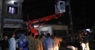 Wawako Palembang, Prima Salam melihat langsung perbaikan lampu jalan di Lr AA Seberang Ulu I Palembang, Senin (24/2/2025) malam. Foto: Kominfo Palembang.