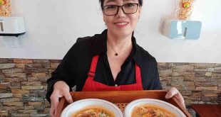 Rina Sutini, Pemilik Pempek Mol Palembang dengan laksan produksinya. Foto: Sumselheadline/Pitria.