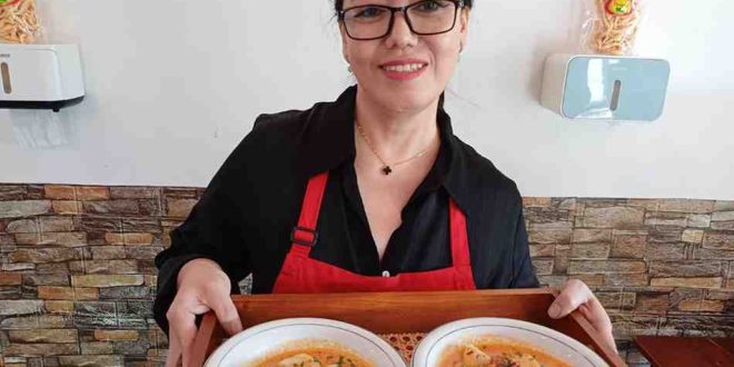 Rina Sutini, Pemilik Pempek Mol Palembang dengan laksan produksinya. Foto: Sumselheadline/Pitria.