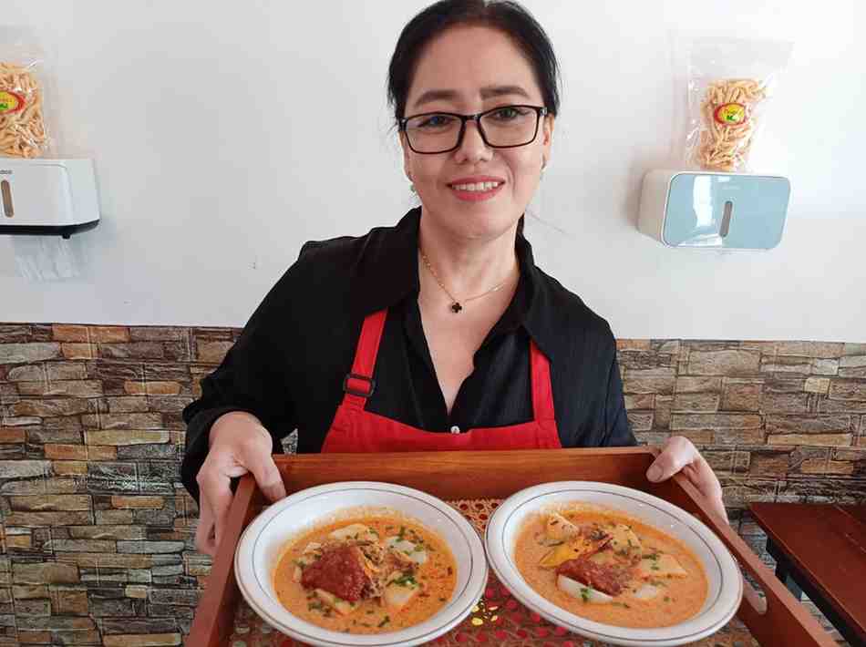 Rina Sutini, Pemilik Pempek Mol Palembang dengan laksan produksinya. Foto: Sumselheadline/Pitria.