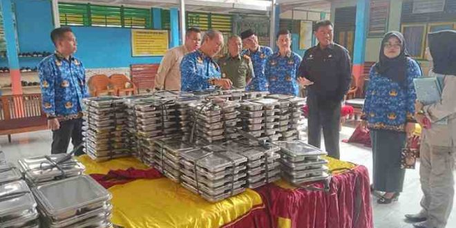Staf Ahli Bupati Bidang Pembangunan Pemkba Muba, Drs. H. Thabrani Rizki melihat menghadiri launching makan bergizi gratis di SDN I Babat, Senin (17/2/2025). Foto: Kominfo Muba.