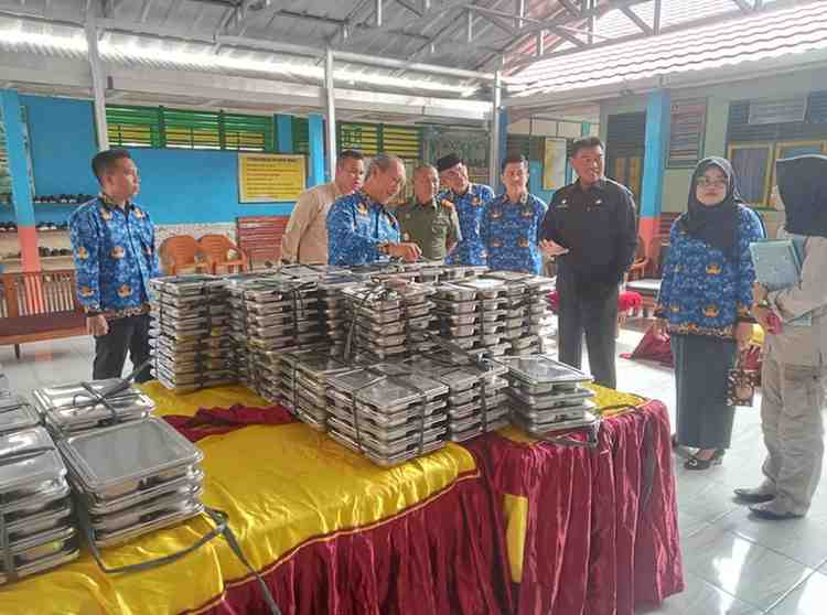 Staf Ahli Bupati Bidang Pembangunan Pemkba Muba, Drs. H. Thabrani Rizki melihat menghadiri launching makan bergizi gratis di SDN I Babat, Senin (17/2/2025). Foto: Kominfo Muba.