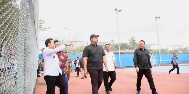Penjabat Gubernur Sumsel Elen Setiadi mendampingi Menteri Pemuda dan Olahraga (Menpora) Republik Indonesia (RI) Dito Ariotedjo melakukan peninjauan fasilitas olahraga ke Jakabaring Sport City (JSC), Rabu (12/2/2025) pagi. Foto: Humas Pemprov Sumsel.