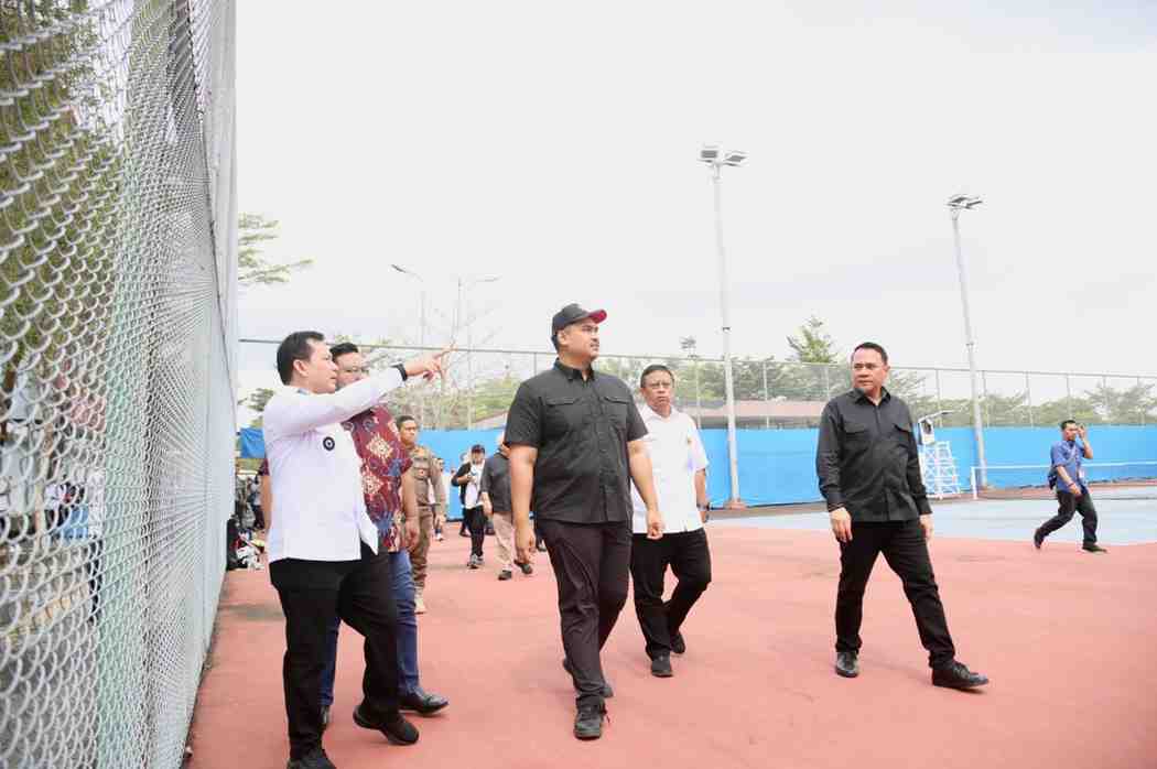 Penjabat Gubernur Sumsel Elen Setiadi mendampingi Menteri Pemuda dan Olahraga (Menpora) Republik Indonesia (RI) Dito Ariotedjo melakukan peninjauan fasilitas olahraga ke Jakabaring Sport City (JSC), Rabu (12/2/2025) pagi. Foto: Humas Pemprov Sumsel.