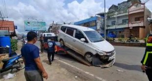 Mobil wuling yang mengalami kecelakaan diderek petugas ke Mapolres Lubuk Linggau, Minggu (16/2/2025). Foto: Sumselheadline/Rya.