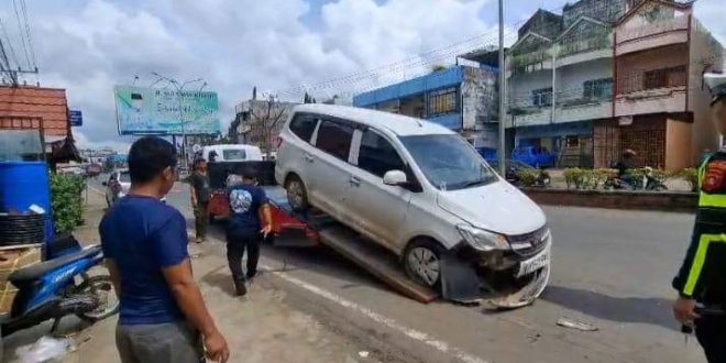 Mobil wuling yang mengalami kecelakaan diderek petugas ke Mapolres Lubuk Linggau, Minggu (16/2/2025). Foto: Sumselheadline/Rya.