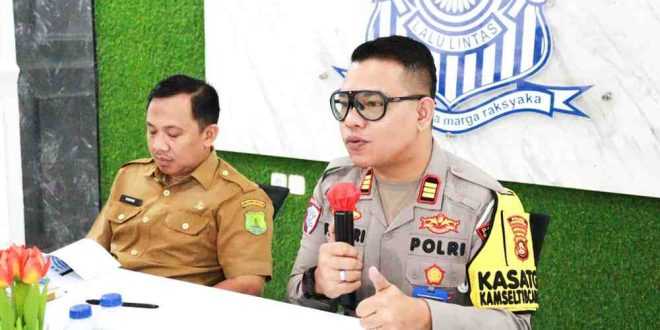 Kasat Lantas Polres Muba, AKP Pandri Pratama Putra Simbolon, S.I.K., M.A. memimpin rapat koordinasi tertiba lalu lintas, Selasa (4/2/2025). Foto: Kominfo Muba.