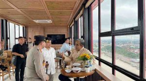 Ketua MPR, Ahmad Muzani didampingi Wawako Palembang, Prima Salam saat berada di atas Tower Ampera, Sabtu (22/2/2025). Foto: Kominfo Palembang.