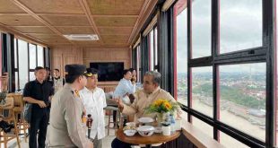Ketua MPR, Ahmad Muzani didampingi Wawako Palembang, Prima Salam saat berada di atas Tower Ampera, Sabtu (22/2/2025). Foto: Kominfo Palembang.