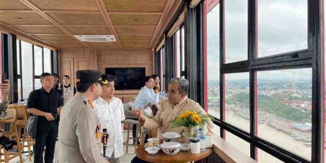 Ketua MPR, Ahmad Muzani didampingi Wawako Palembang, Prima Salam saat berada di atas Tower Ampera, Sabtu (22/2/2025). Foto: Kominfo Palembang.