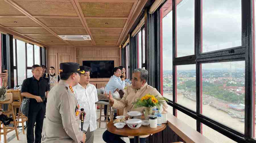 Ketua MPR, Ahmad Muzani didampingi Wawako Palembang, Prima Salam saat berada di atas Tower Ampera, Sabtu (22/2/2025). Foto: Kominfo Palembang.