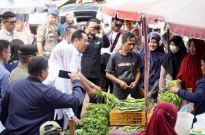 Wagub Sumsel, Cik Ujang meninjau Pasar Km5 Palembang, guna memastikan harga dan stok kebutuhan pokok jelang Ramadan, Rabu (26/2/2025). Foto: Humas Pemprov Sumsel.