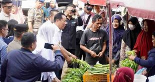 Wagub Sumsel, Cik Ujang meninjau Pasar Km5 Palembang, guna memastikan harga dan stok kebutuhan pokok jelang Ramadan, Rabu (26/2/2025). Foto: Humas Pemprov Sumsel.