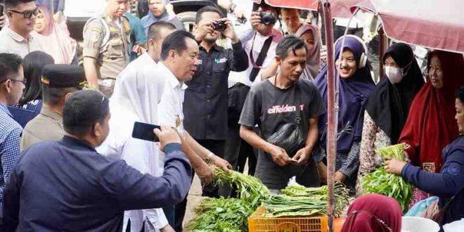 Wagub Sumsel, Cik Ujang meninjau Pasar Km5 Palembang, guna memastikan harga dan stok kebutuhan pokok jelang Ramadan, Rabu (26/2/2025). Foto: Humas Pemprov Sumsel.