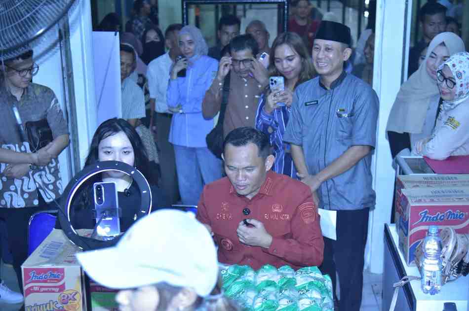 Penjabat (Pj) Wali Kota Palembang Cheka Virgowansyah melannnnnnnching Pasar Gubah sebagai pilot projec Pasar Digital, Jumat (14/2/2025). Foto: Kominfo Palembang.