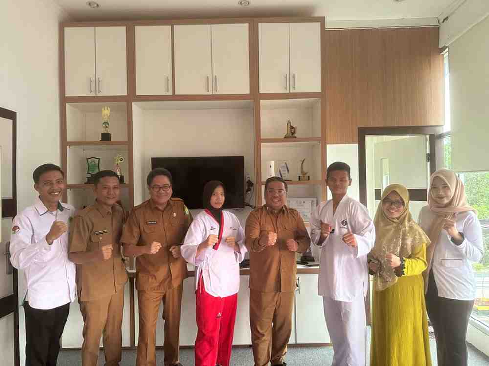 Siswa MAN 1 Musi Banyuasin, Alvina Raisya dan Wahyu Ibrahim, telah berhasil mengukir prestasi gemilang di ajang Indonesia Inter Student Taekwondo Championship (IISTC) 2024. Foto: Kominfo Muba.