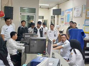 Wawako Palembang, Prima Salam saat mengecek pengurusan KTP di Disdukcapil, Rabu (26/2/2025). Foto: Sumselheadline/Pitria.