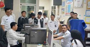 Wawako Palembang, Prima Salam saat mengecek pengurusan KTP di Disdukcapil, Rabu (26/2/2025). Foto: Sumselheadline/Pitria.