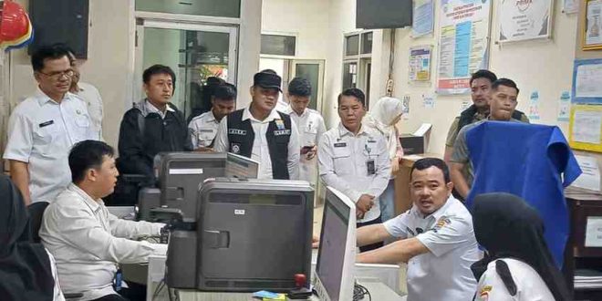 Wawako Palembang, Prima Salam saat mengecek pengurusan KTP di Disdukcapil, Rabu (26/2/2025). Foto: Sumselheadline/Pitria.