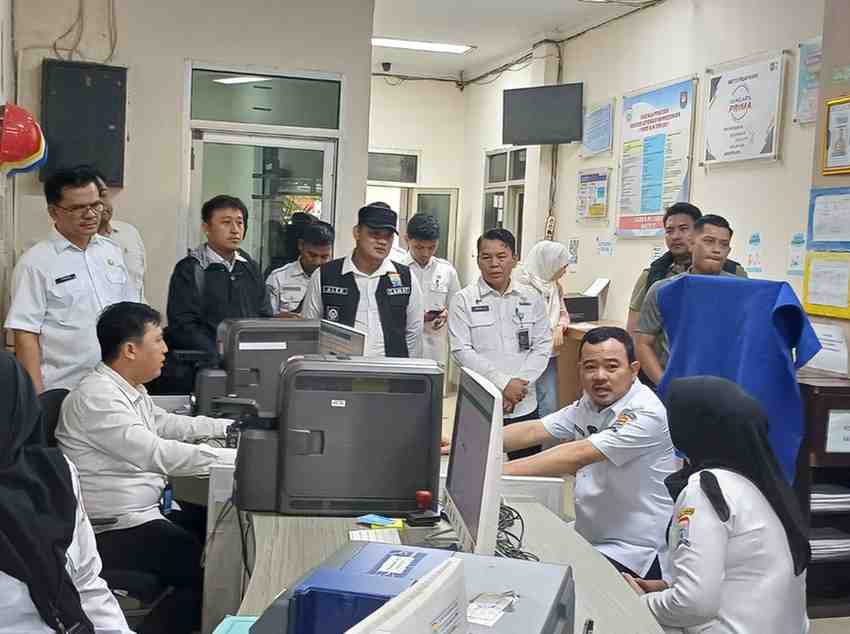 Wawako Palembang, Prima Salam saat mengecek pengurusan KTP di Disdukcapil, Rabu (26/2/2025). Foto: Sumselheadline/Pitria.