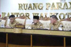 Wakil Walikota, Prima Salam memimpin pertemuan dengan para pejabat teras di lingkungan Pemkot Palembang, Senin (24/2/2025). Foto: Kominfo Palembang.