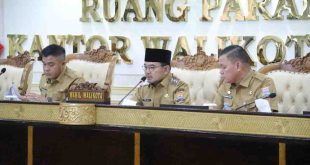 Wakil Walikota, Prima Salam memimpin pertemuan dengan para pejabat teras di lingkungan Pemkot Palembang, Senin (24/2/2025). Foto: Kominfo Palembang.