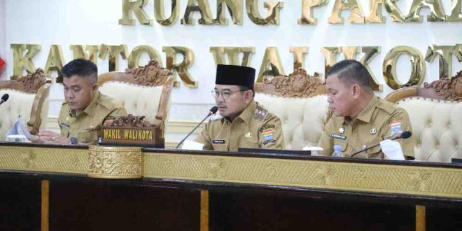 Wakil Walikota, Prima Salam memimpin pertemuan dengan para pejabat teras di lingkungan Pemkot Palembang, Senin (24/2/2025). Foto: Kominfo Palembang.