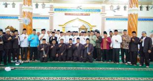 Wabup Muma, Rohman bersama para qoei dan qoria yang akan ikut lomba STQH Muba 2025, Rabu (26/2/2025) malam. Foto: Kominfo Muba.