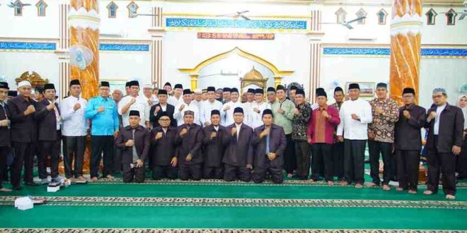 Wabup Muma, Rohman bersama para qoei dan qoria yang akan ikut lomba STQH Muba 2025, Rabu (26/2/2025) malam. Foto: Kominfo Muba.