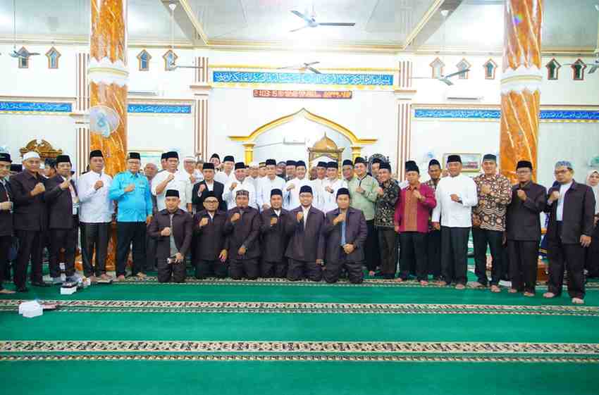 Wabup Muma, Rohman bersama para qoei dan qoria yang akan ikut lomba STQH Muba 2025, Rabu (26/2/2025) malam. Foto: Kominfo Muba.