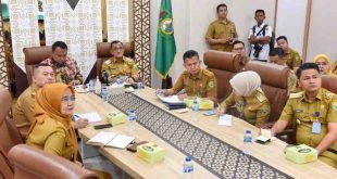 Sekretaris Daerah (Sekda) Provinsi Sumatera Selatan (Sumsel) Edward Candra,S.H., M.S.E bersama Ketua Dewan Perwakilan Rakyat Daerah (DPRD) Sumsel Andie Dinialdie mengikuti Rapat Koordinasi (Rakor) persiapan pelaksanaan pelantikan serentak Gubernur-Wakil Gubernur, Bupati-Wakil Bupati dan Walikota-Wakil Walikota Hasil Pilkada Tahun 2024. Foto: Humas Pemprov Sumsel.