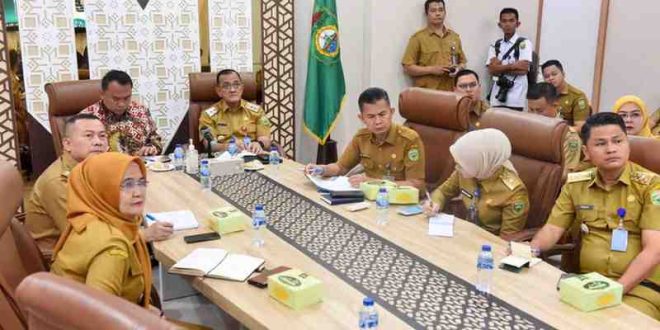 Sekretaris Daerah (Sekda) Provinsi Sumatera Selatan (Sumsel) Edward Candra,S.H., M.S.E bersama Ketua Dewan Perwakilan Rakyat Daerah (DPRD) Sumsel Andie Dinialdie mengikuti Rapat Koordinasi (Rakor) persiapan pelaksanaan pelantikan serentak Gubernur-Wakil Gubernur, Bupati-Wakil Bupati dan Walikota-Wakil Walikota Hasil Pilkada Tahun 2024. Foto: Humas Pemprov Sumsel.