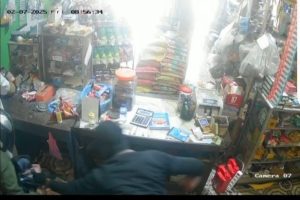 Dua kawanan rampok memasukkan kepokan uang ke dalam kantong, yang diambil dari laci korbvan Mery di Desa Keban 1 Sanga Desa, Muba. Foto: sceenshot video CCTV.