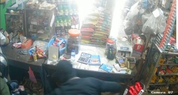 Dua kawanan rampok memasukkan kepokan uang ke dalam kantong, yang diambil dari laci korbvan Mery di Desa Keban 1 Sanga Desa, Muba. Foto: sceenshot video CCTV.