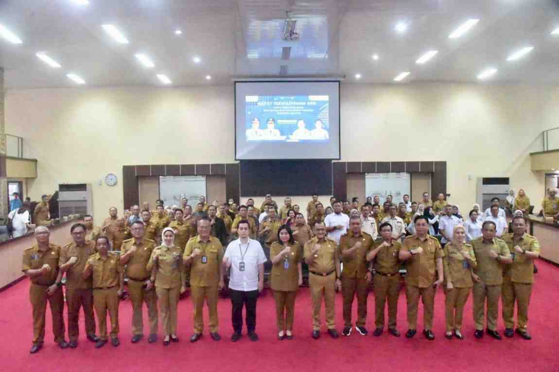 Sekretaris Daerah Provinsi Sumatera Selatan Drs H Edward Candra, MM dan jajaran saat pembukaan rapat teknis/forum OPD Dinas Pekerjaan Umum Bina Marga dan Tata Ruang (PU BMTR) Provinsi Sumsel, Selasa (25/2/2025). Foto: Humas Pemprov Sumsel.