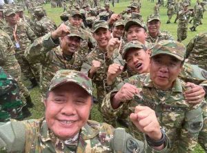 Gubernur Sumsel Herman Deru dan Wagub Cik Ujang kompak sebelum mengikuti parade senja bersama Presiden Prabowo di Magelang, Kamis (27/2/2025). Foto: Humas Pemprov Sumsel.