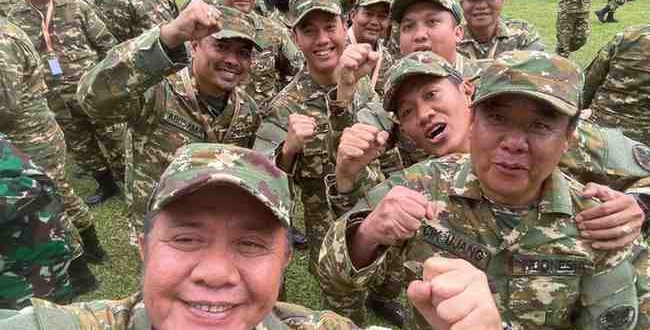 Gubernur Sumsel Herman Deru dan Wagub Cik Ujang kompak sebelum mengikuti parade senja bersama Presiden Prabowo di Magelang, Kamis (27/2/2025). Foto: Humas Pemprov Sumsel.