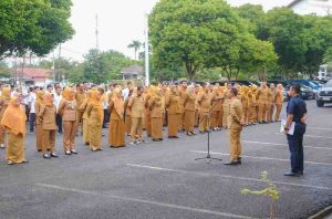 Wabup Muba, Rohman saat memimpin apel pagi bersama jajaran Pemkab Muba, Senin (24/2/2025). Foto: Kominfo Muba.