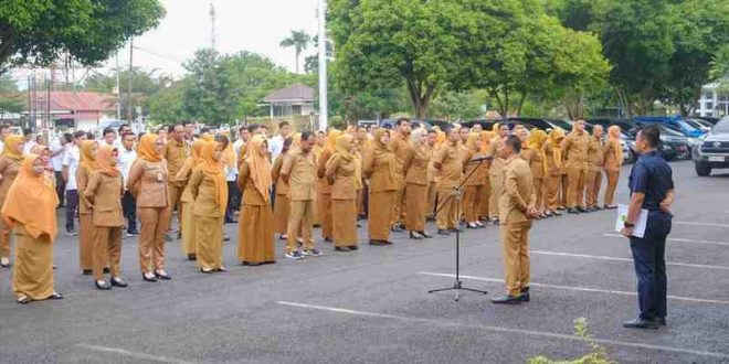 Wabup Muba, Rohman saat memimpin apel pagi bersama jajaran Pemkab Muba, Senin (24/2/2025). Foto: Kominfo Muba.
