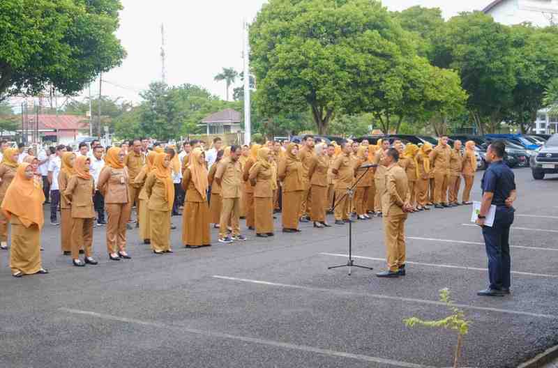Wabup Muba, Rohman saat memimpin apel pagi bersama jajaran Pemkab Muba, Senin (24/2/2025). Foto: Kominfo Muba.