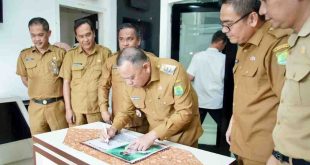 Pj Bupati Muba, Sandi Fahlepi menandangani fakta integritas bagi para pejabat di lingungan Dinas Kominfo Muba, Selasa (11/2/2025). Foto: Kominfo Muba.