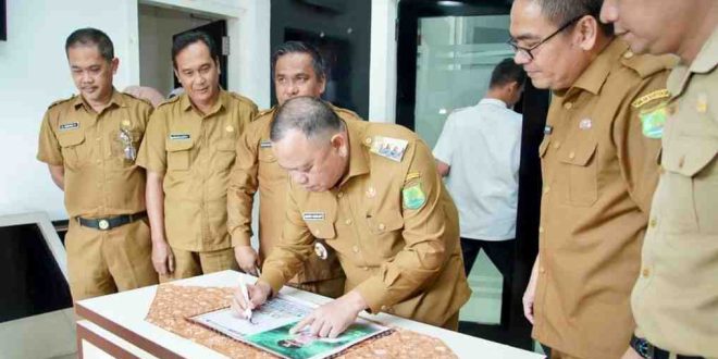 Pj Bupati Muba, Sandi Fahlepi menandangani fakta integritas bagi para pejabat di lingungan Dinas Kominfo Muba, Selasa (11/2/2025). Foto: Kominfo Muba.
