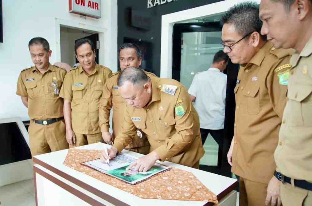 Pj Bupati Muba, Sandi Fahlepi menandangani fakta integritas bagi para pejabat di lingungan Dinas Kominfo Muba, Selasa (11/2/2025). Foto: Kominfo Muba.