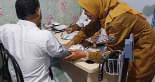 Salah seorang warga sedang melakukan Pemeriksaan Kesehatan Gratis program Presiden Prabowo Subianto di Puskesmas OPI Jakabaring, Senin (10/2/2025). Foto: Sumselheadline/Pitria.
