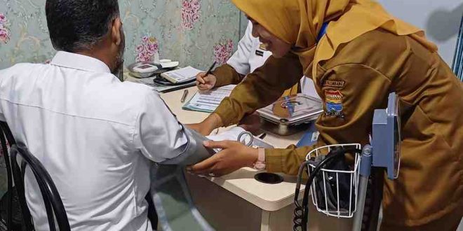 Salah seorang warga sedang melakukan Pemeriksaan Kesehatan Gratis program Presiden Prabowo Subianto di Puskesmas OPI Jakabaring, Senin (10/2/2025). Foto: Sumselheadline/Pitria.